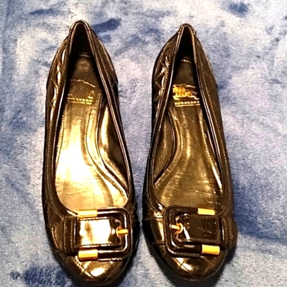 Authentic Burberry Quilted Flats - Picture 1 of 15